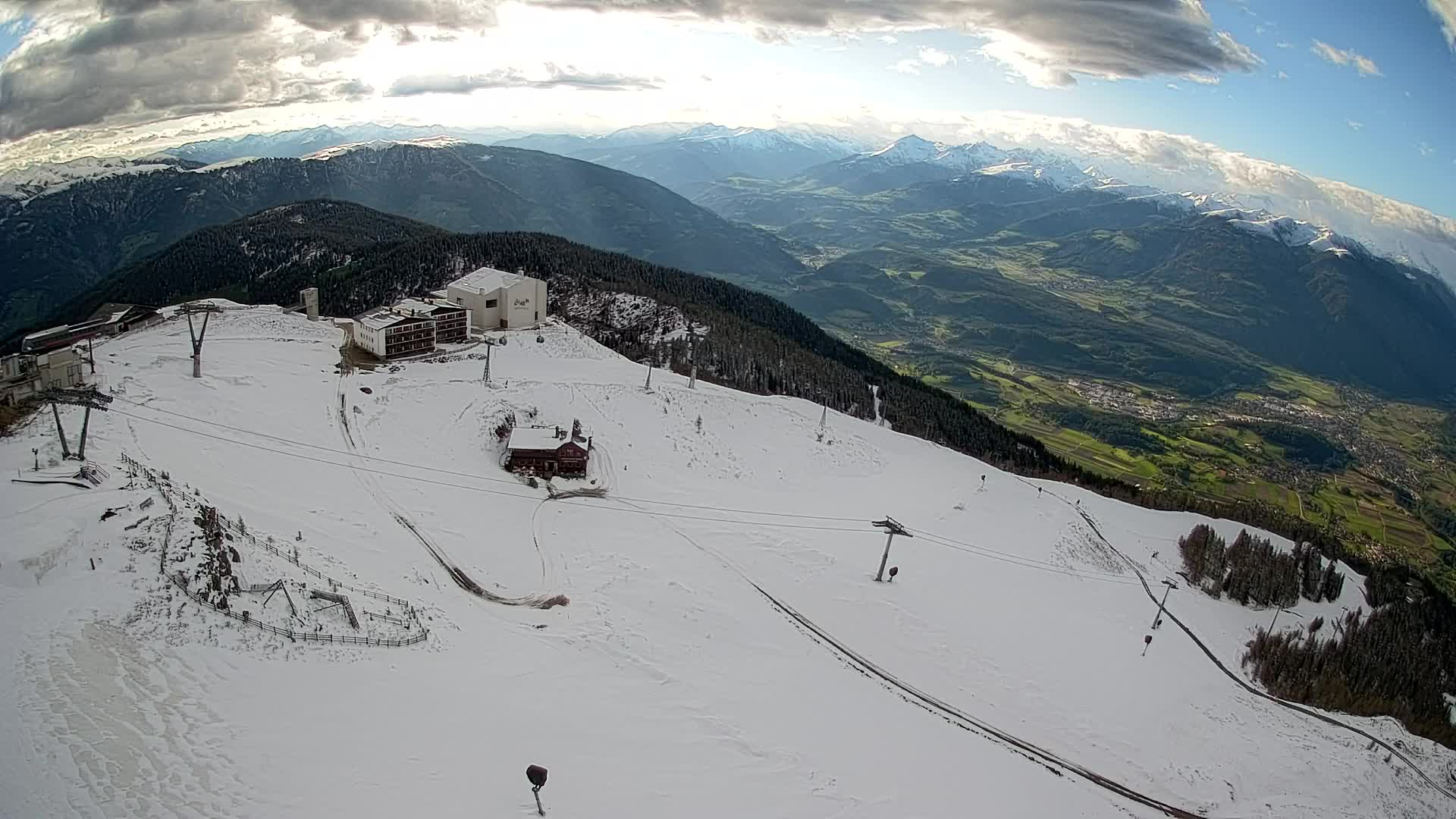 Cima estación de esquí Kronplatz | vista hacia Brunico