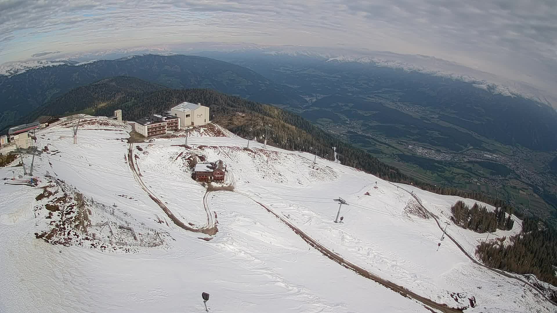 Cima estación de esquí Kronplatz | vista hacia Brunico