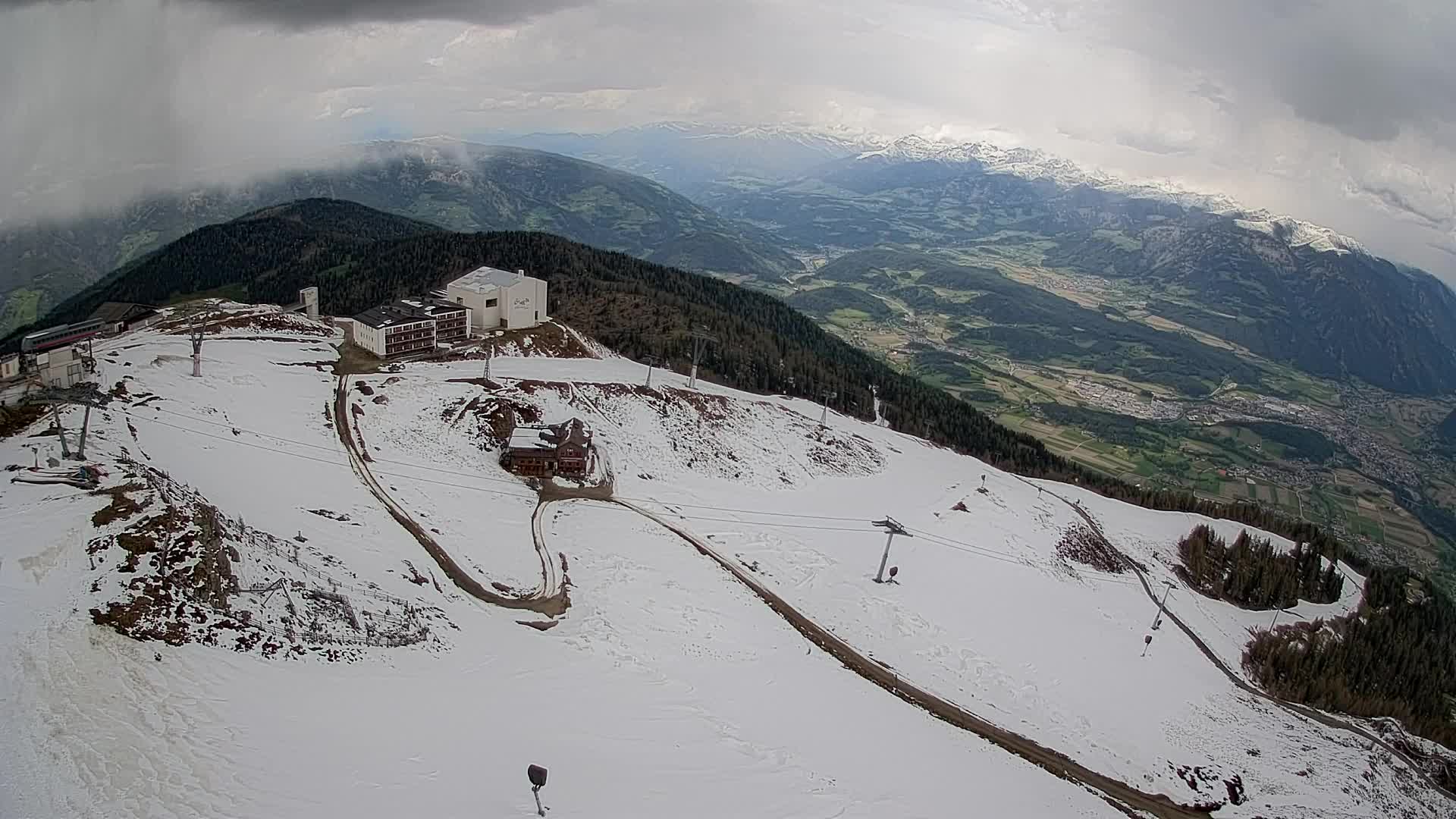 Cima estación de esquí Kronplatz | vista hacia Brunico