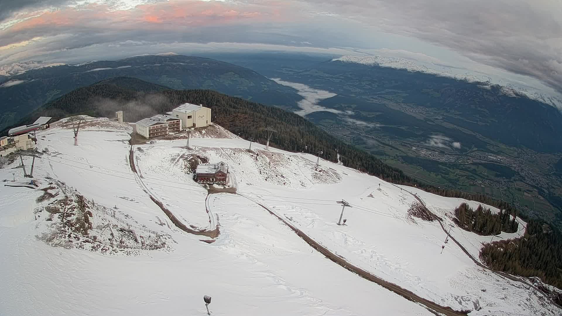 Cima estación de esquí Kronplatz | vista hacia Brunico