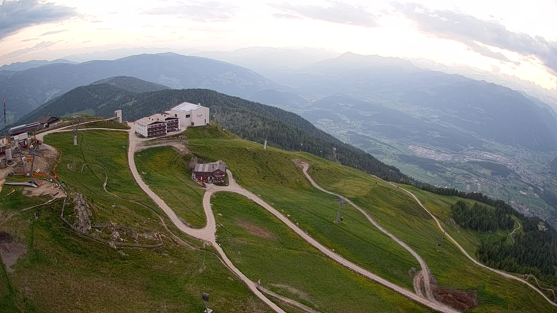 Cima estación de esquí Kronplatz | vista hacia Brunico