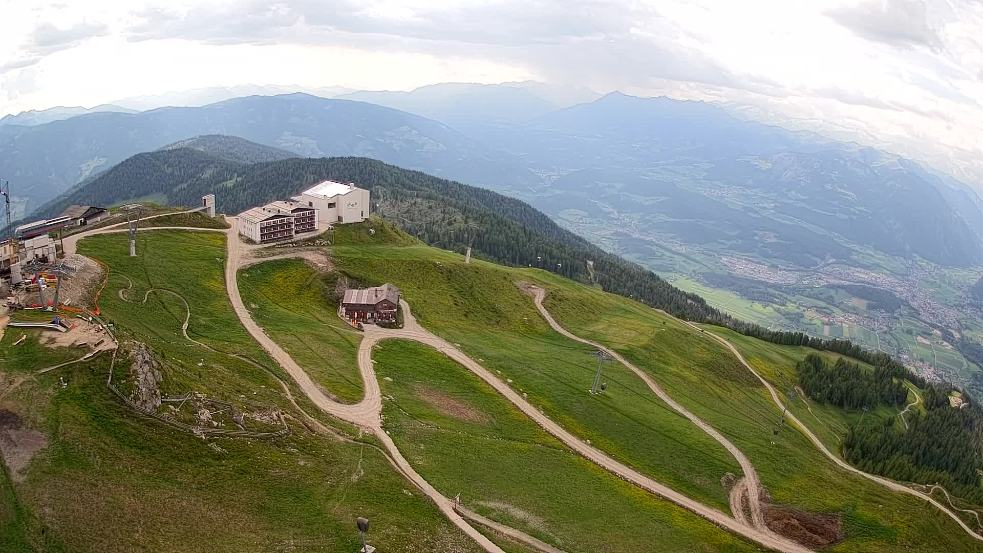 Cima estación de esquí Kronplatz | vista hacia Brunico