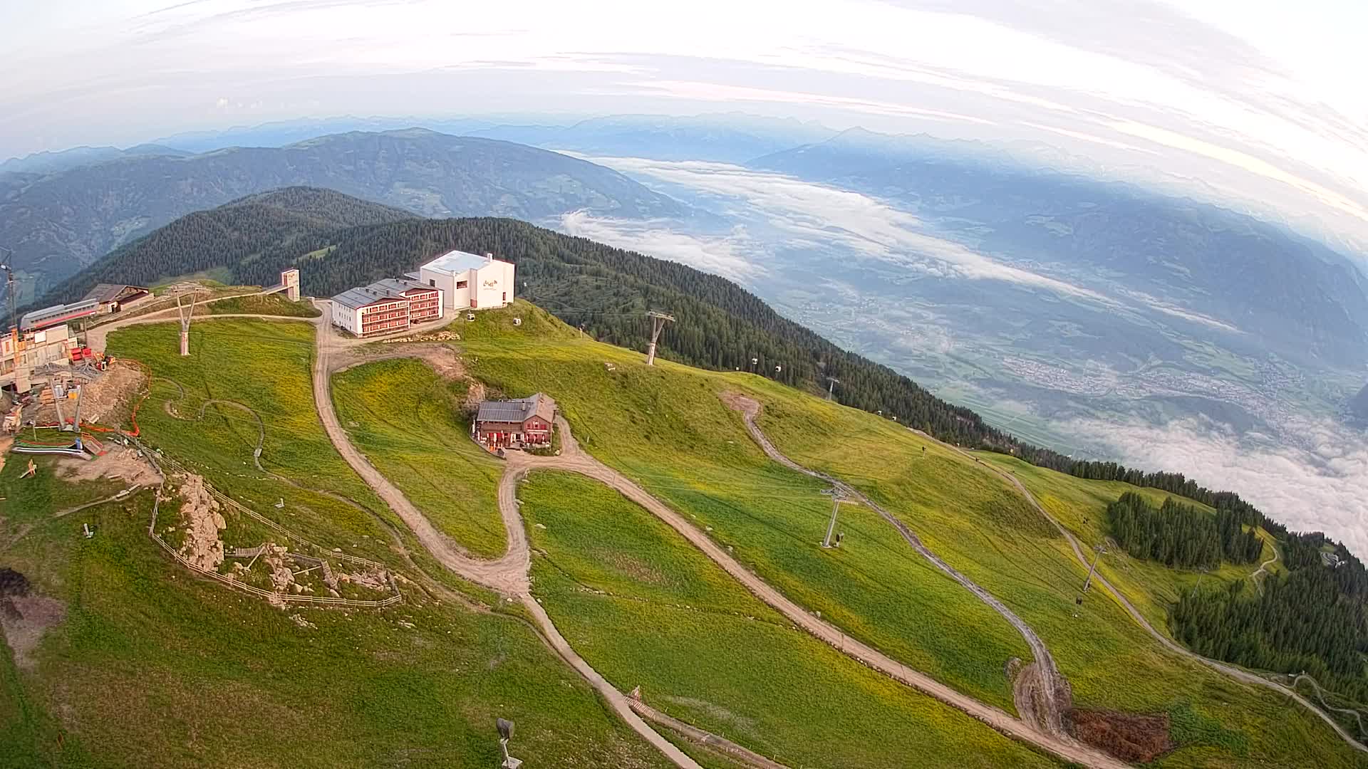 Cima estación de esquí Kronplatz | vista hacia Brunico