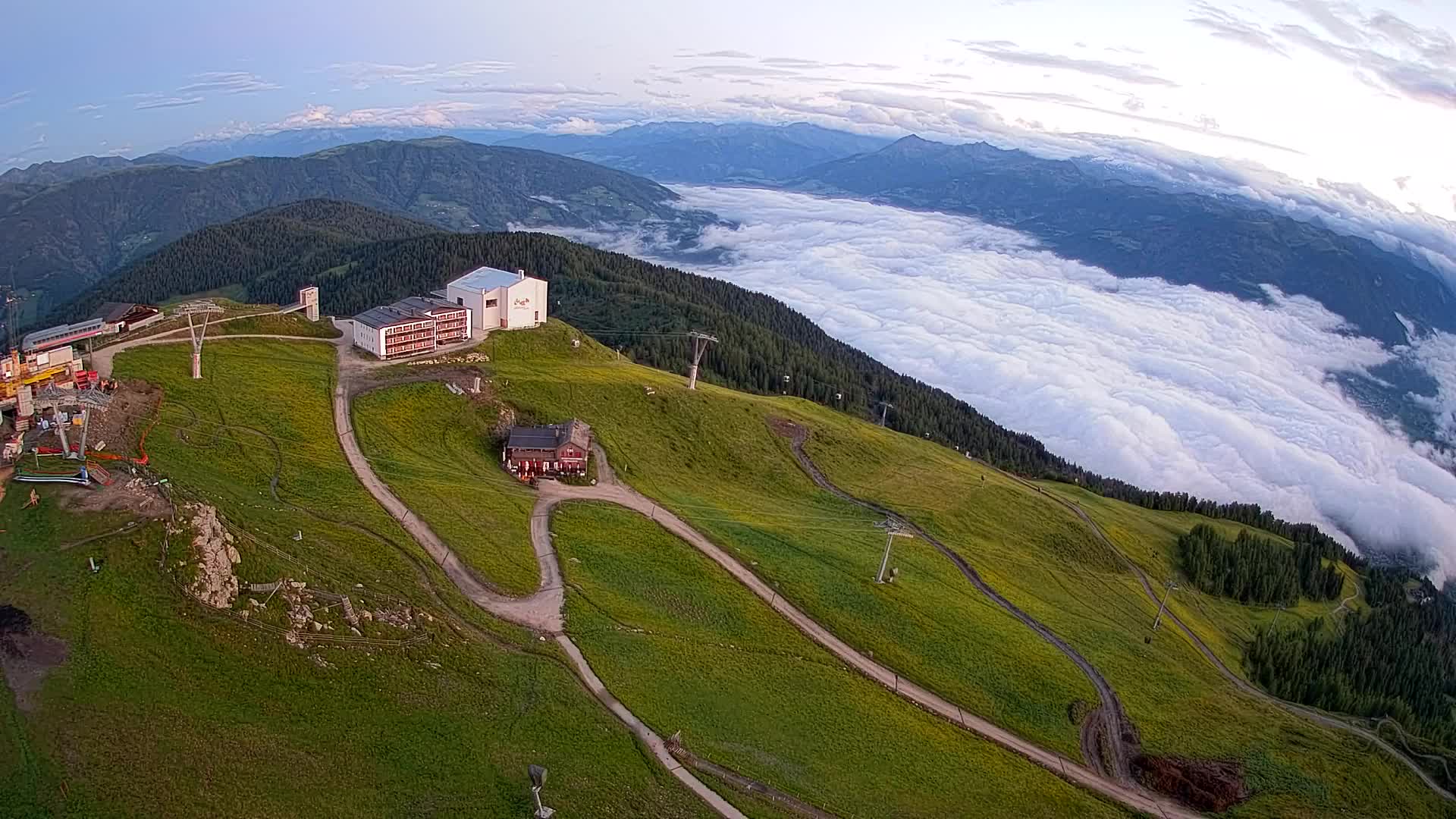 Cima estación de esquí Kronplatz | vista hacia Brunico