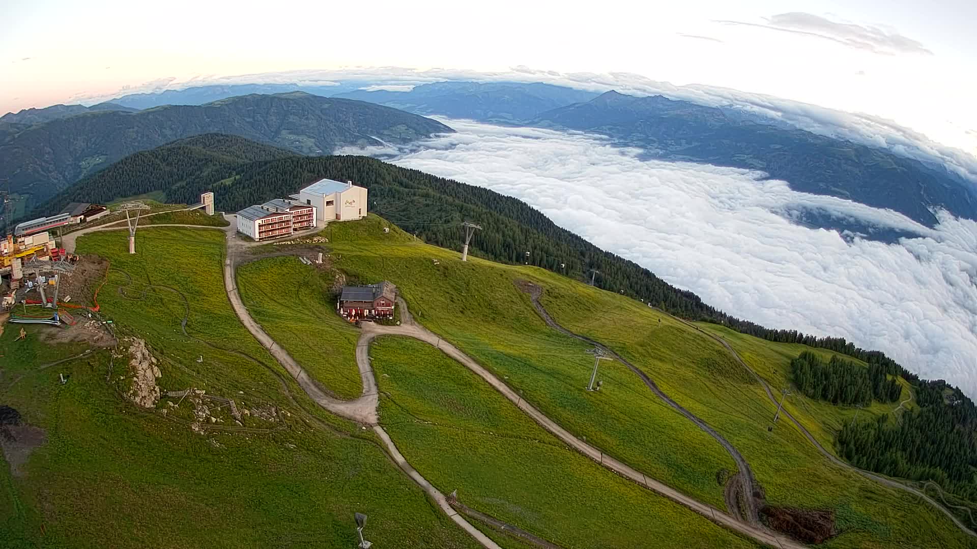 Cima estación de esquí Kronplatz | vista hacia Brunico