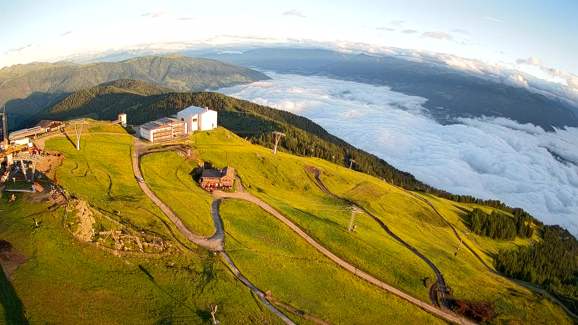 Cima estación de esquí Kronplatz | vista hacia Brunico