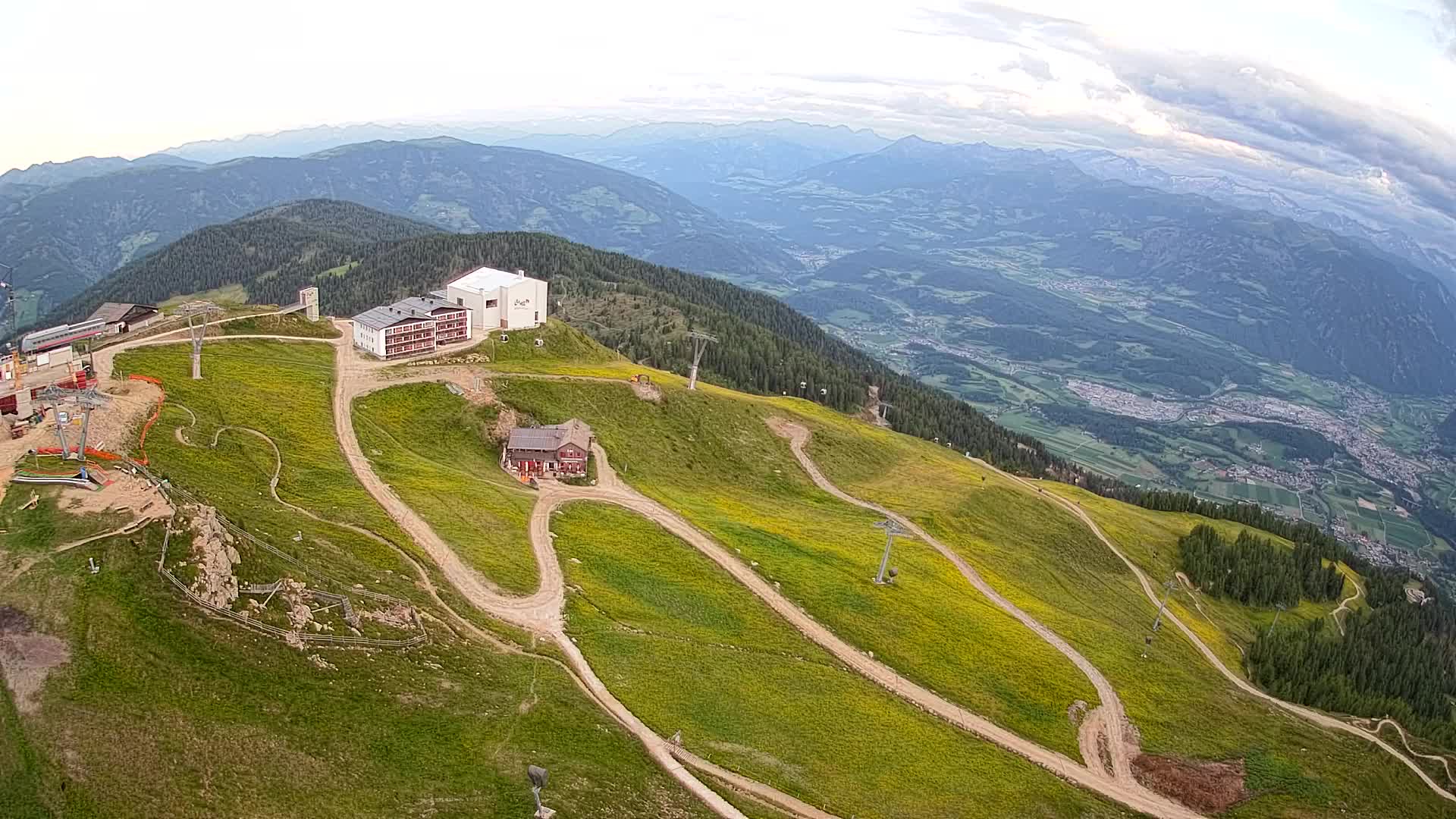 Cima estación de esquí Kronplatz | vista hacia Brunico