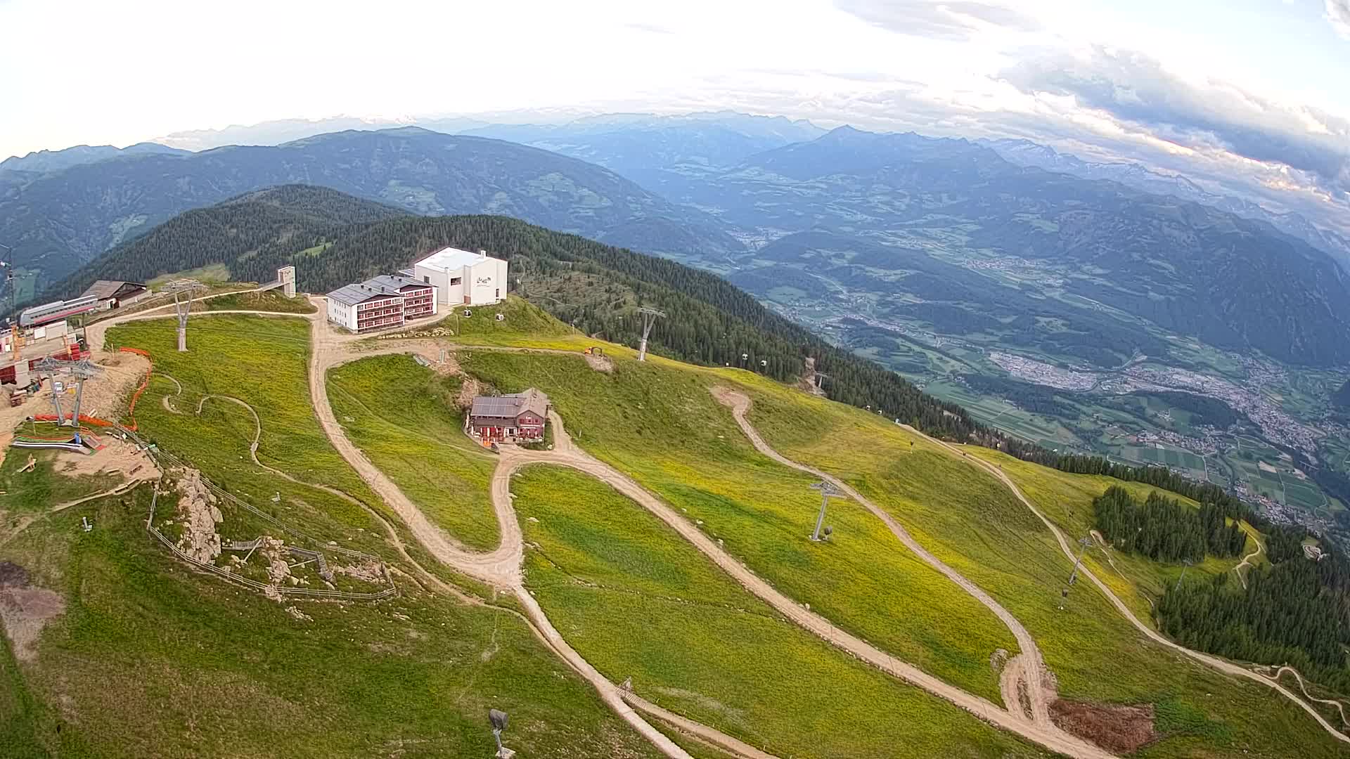 Cima estación de esquí Kronplatz | vista hacia Brunico