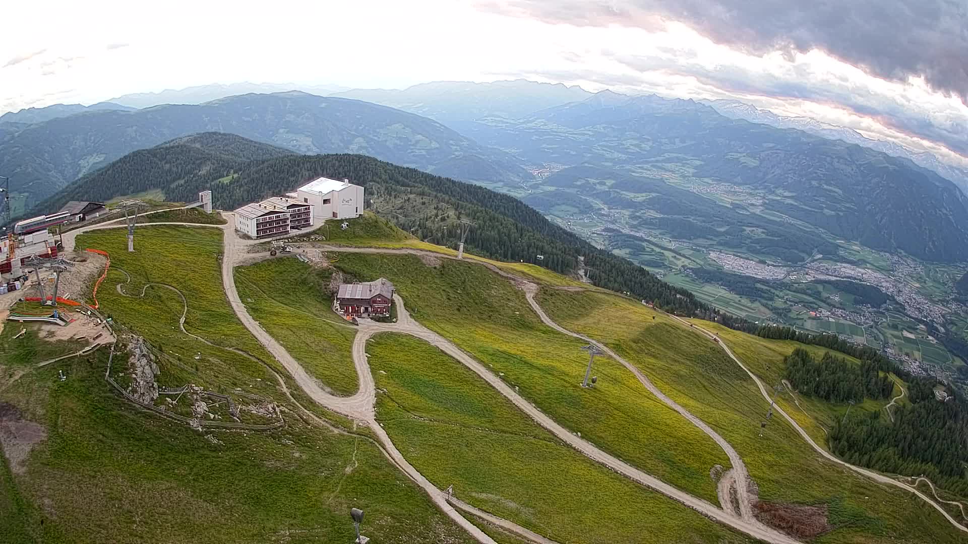Cima estación de esquí Kronplatz | vista hacia Brunico
