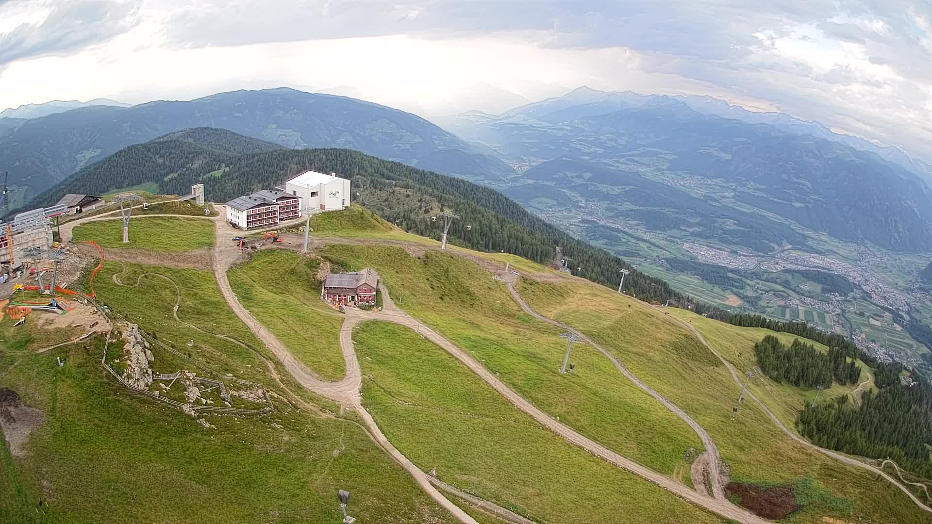 Cima estación de esquí Kronplatz | vista hacia Brunico