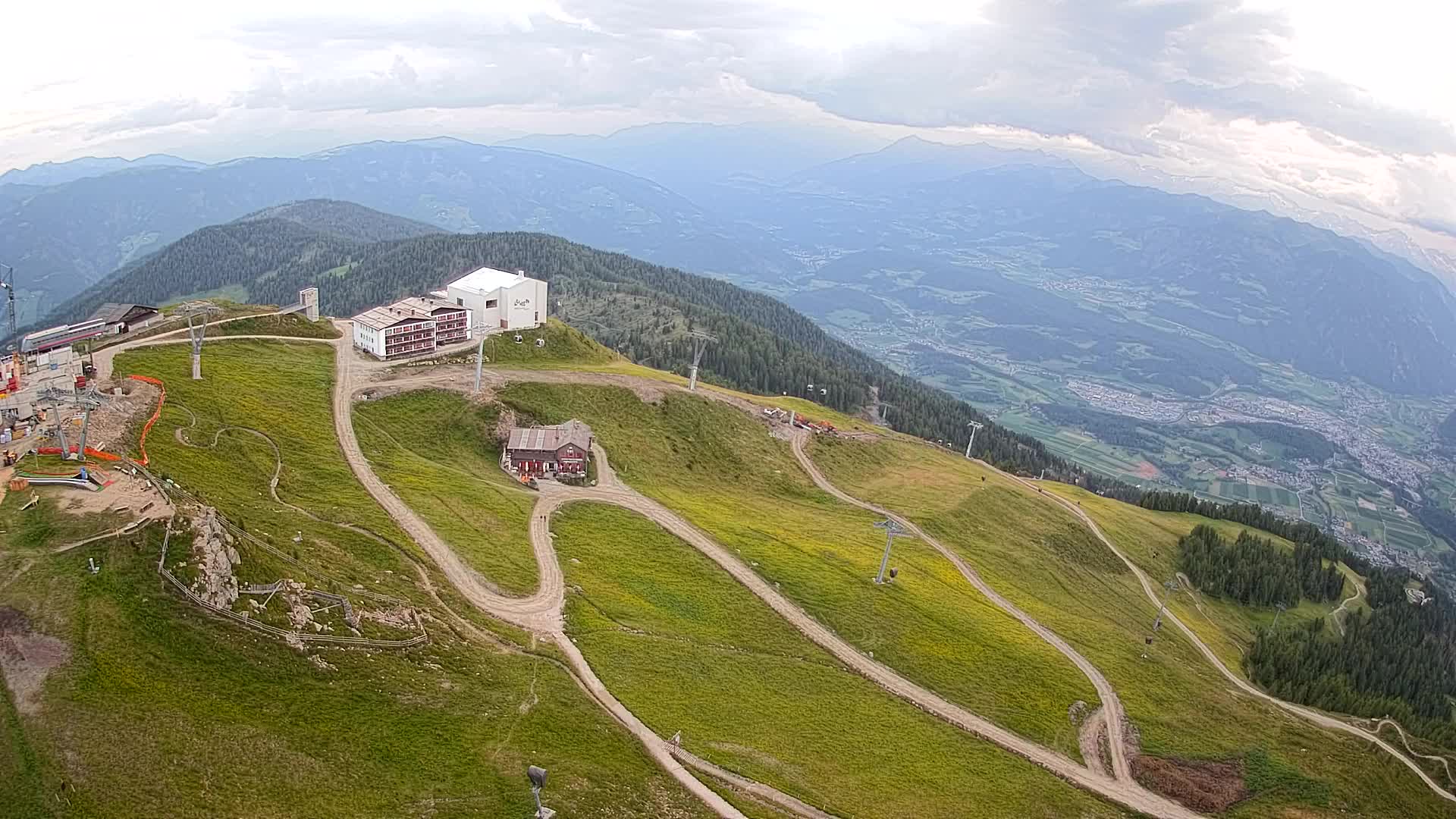 Cima estación de esquí Kronplatz | vista hacia Brunico