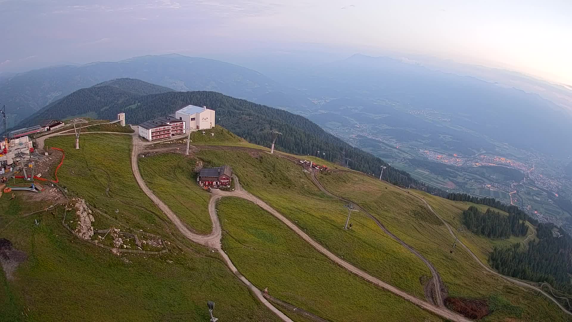 Cima estación de esquí Kronplatz | vista hacia Brunico