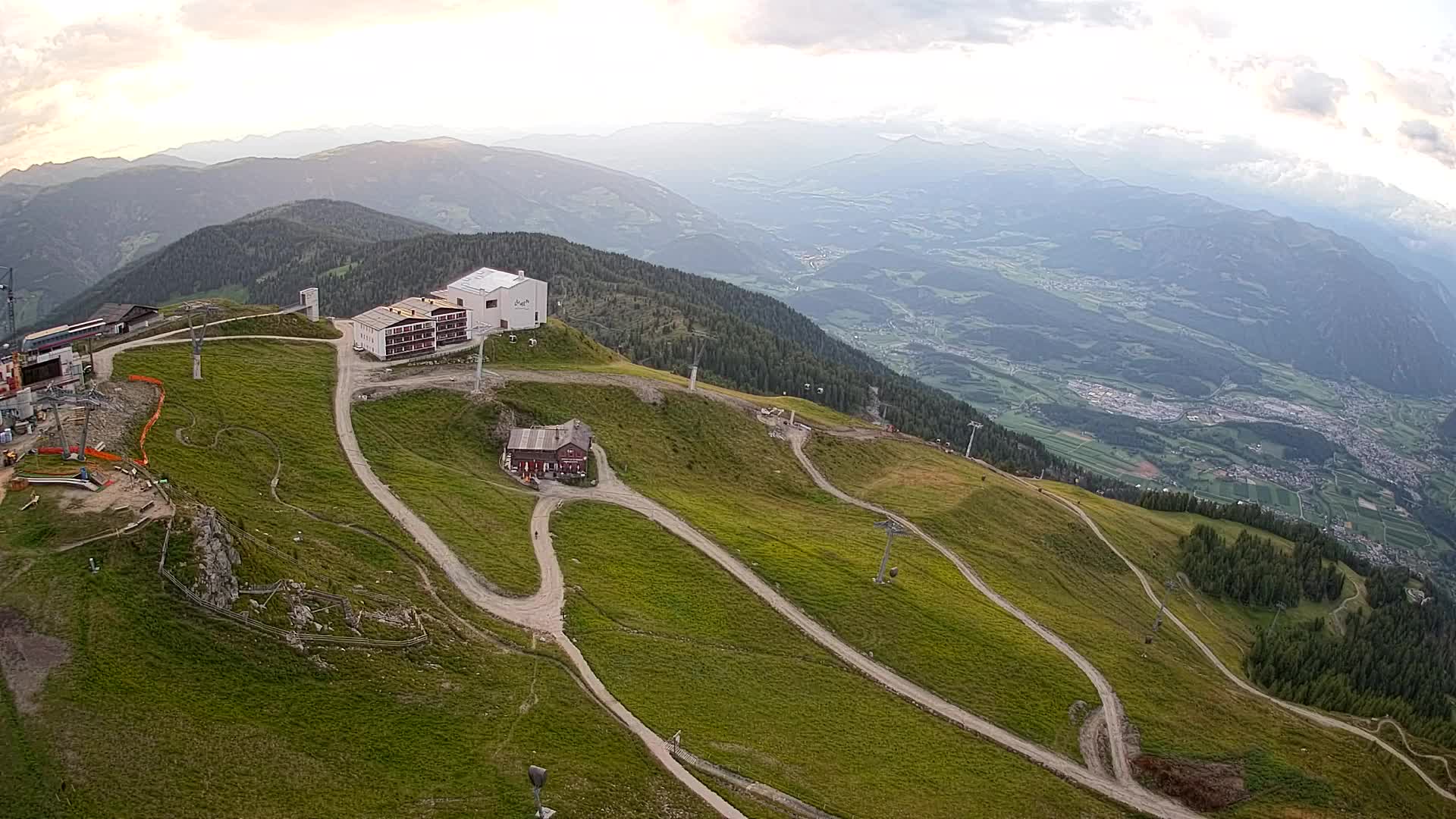 Cima estación de esquí Kronplatz | vista hacia Brunico