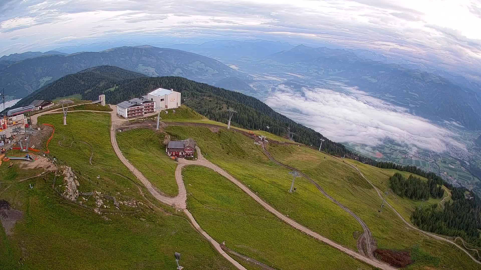 Cima estación de esquí Kronplatz | vista hacia Brunico