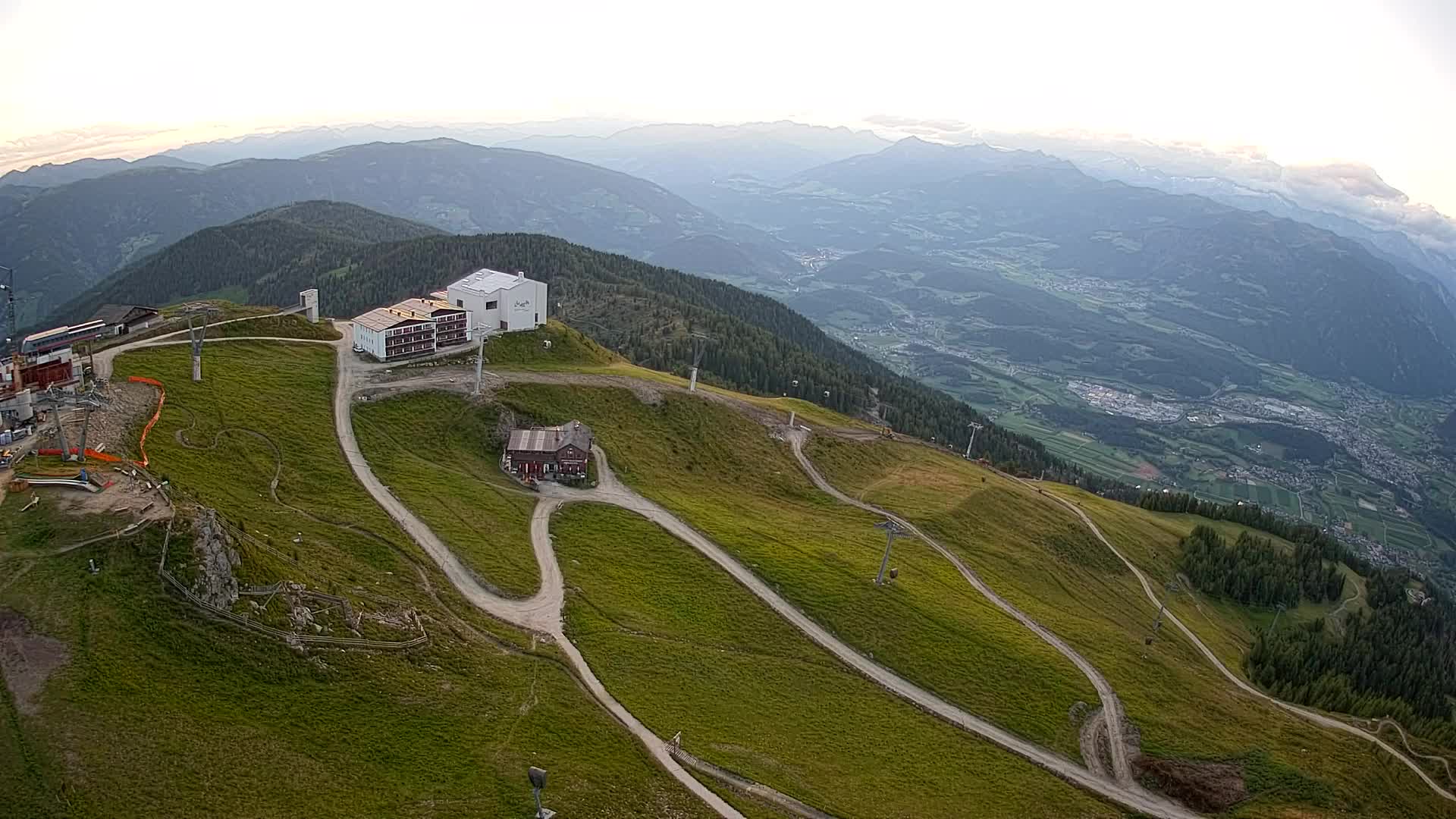 Cima estación de esquí Kronplatz | vista hacia Brunico
