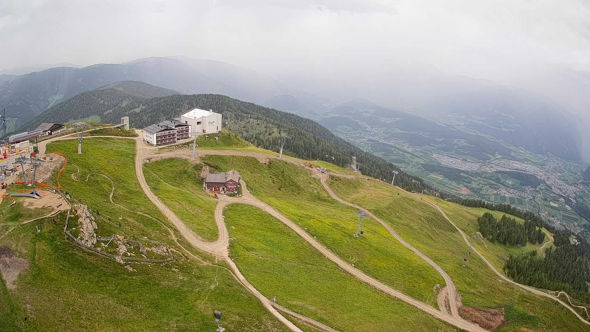 Cima estación de esquí Kronplatz | vista hacia Brunico