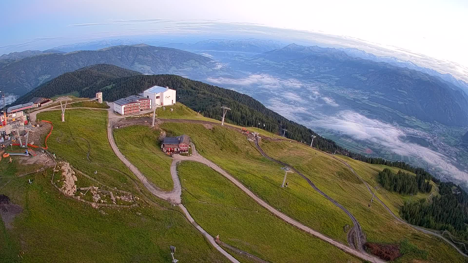 Cima estación de esquí Kronplatz | vista hacia Brunico