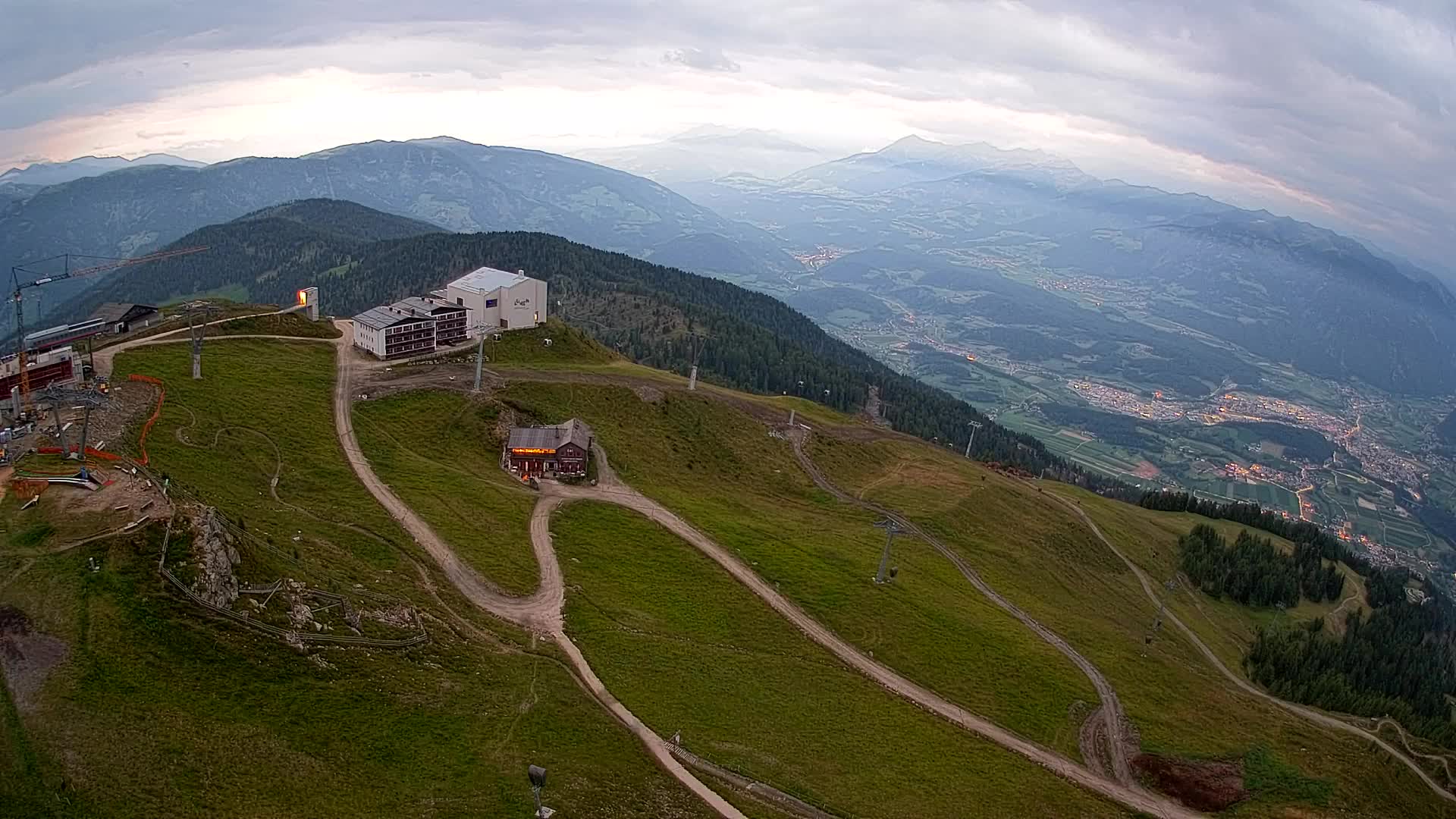 Cima estación de esquí Kronplatz | vista hacia Brunico