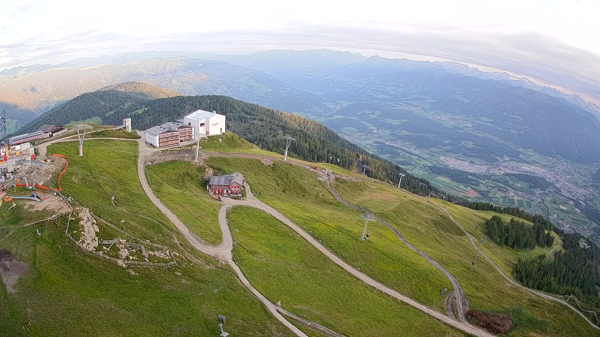 Cima estación de esquí Kronplatz | vista hacia Brunico