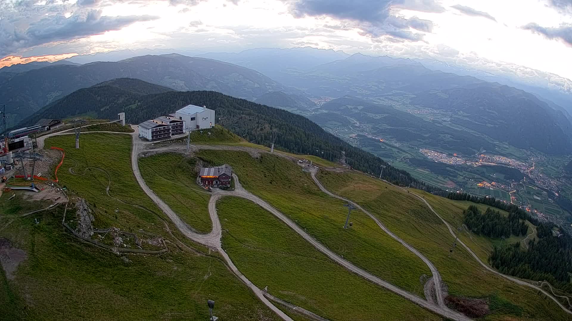 Cima estación de esquí Kronplatz | vista hacia Brunico