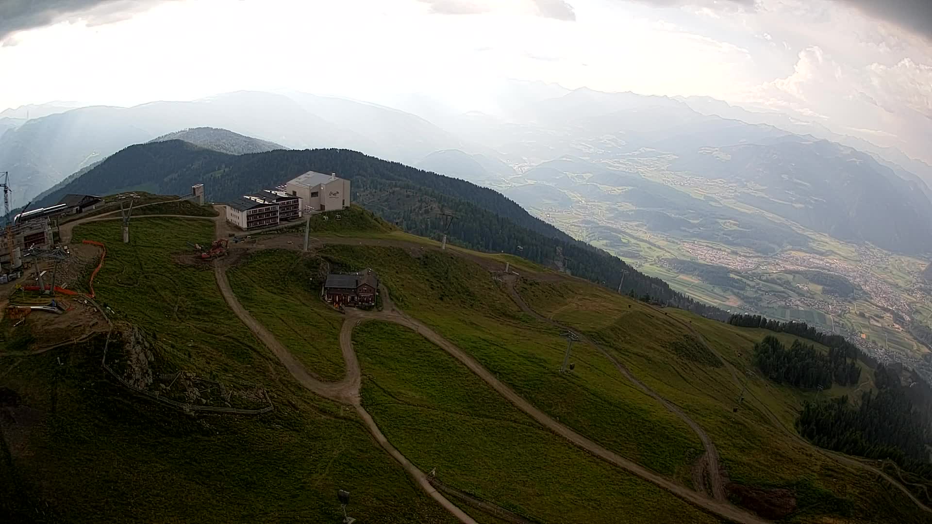 Cima estación de esquí Kronplatz | vista hacia Brunico