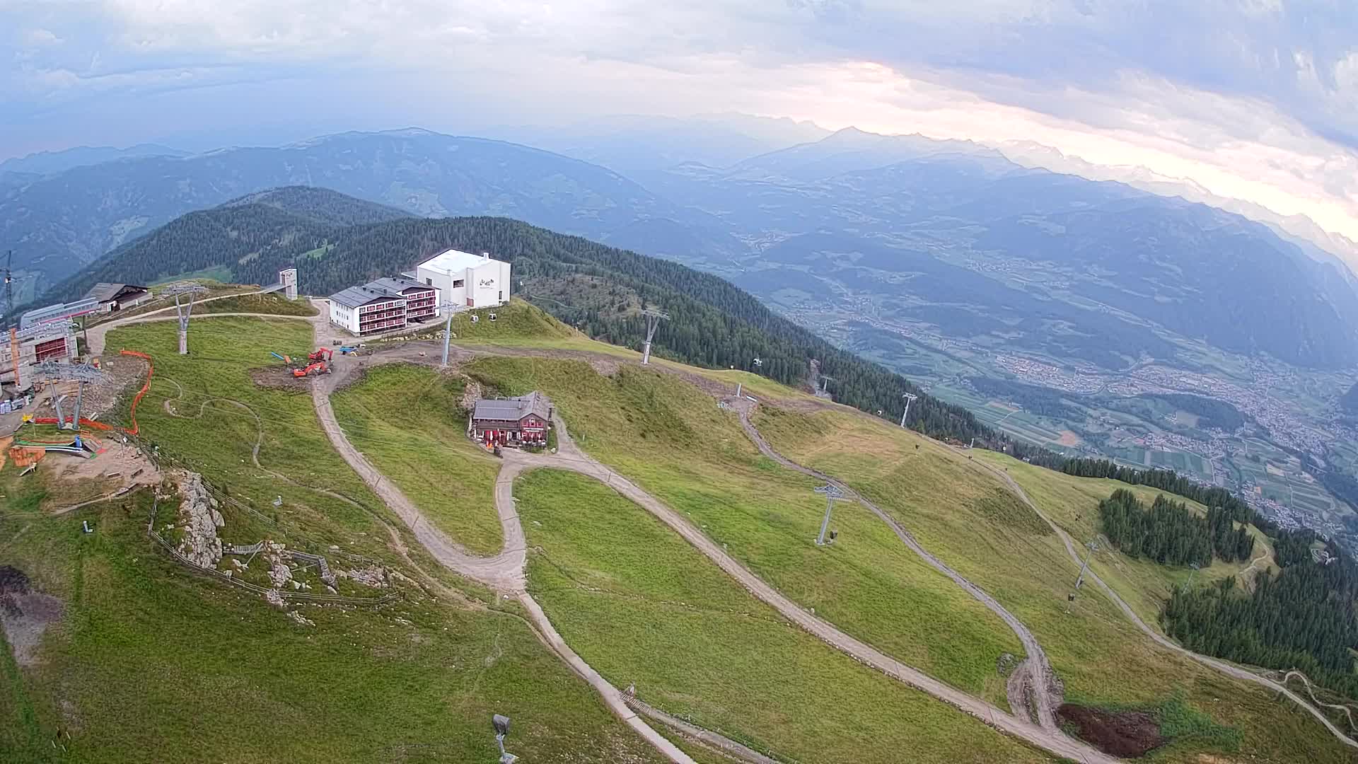 Cima estación de esquí Kronplatz | vista hacia Brunico