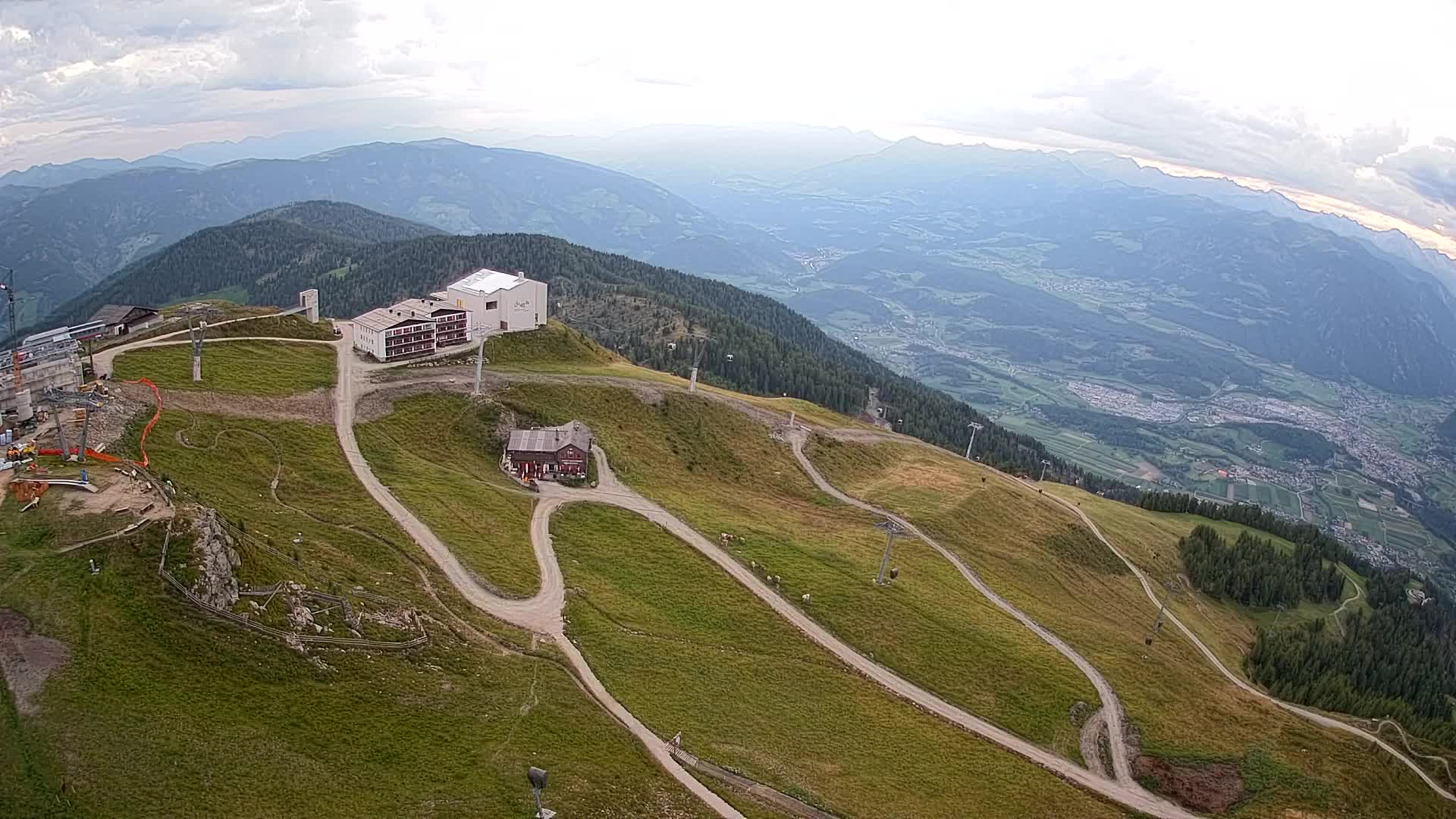 Cima estación de esquí Kronplatz | vista hacia Brunico