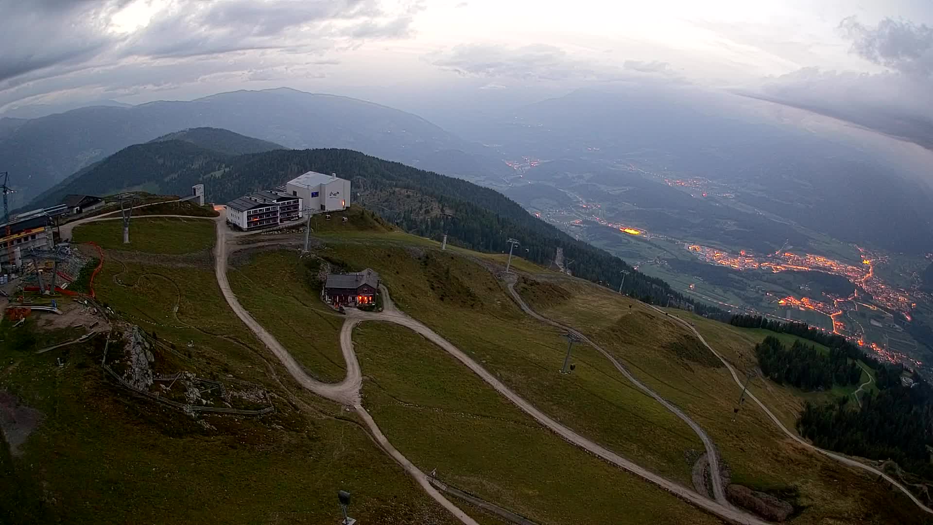 Cima estación de esquí Kronplatz | vista hacia Brunico