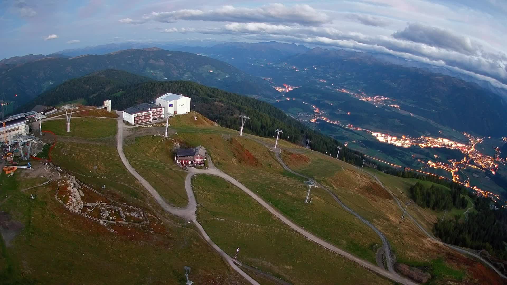Cima estación de esquí Kronplatz | vista hacia Brunico