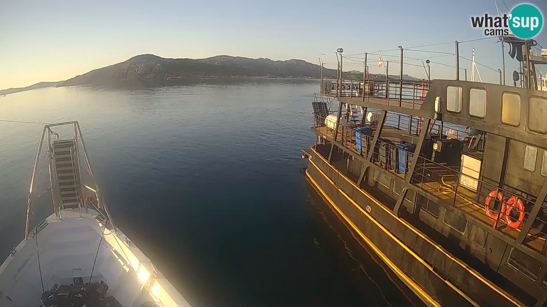 Čoln Lo Squalo IV – arhipelag spletna kamera La Maddalena – Sardinija – Italija
