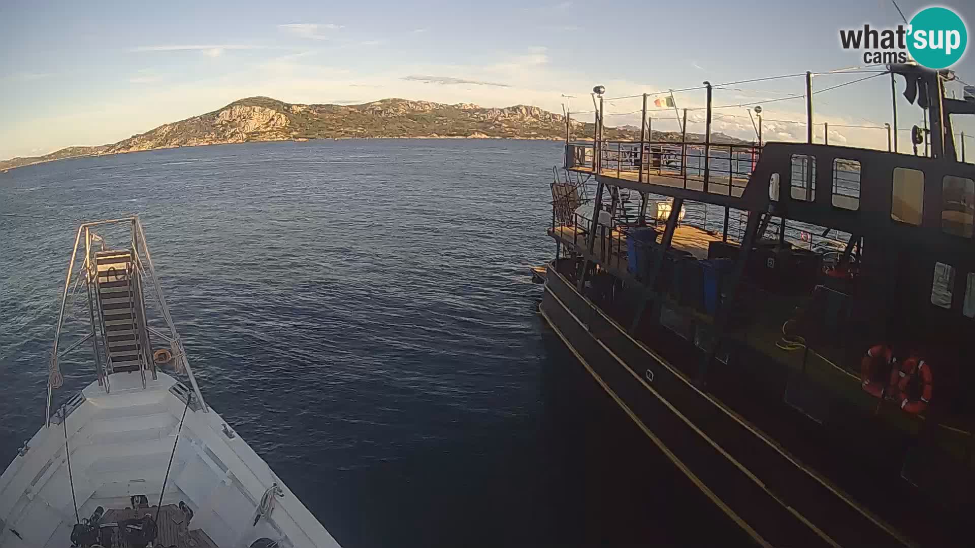 Čoln Lo Squalo IV – arhipelag spletna kamera La Maddalena – Sardinija – Italija