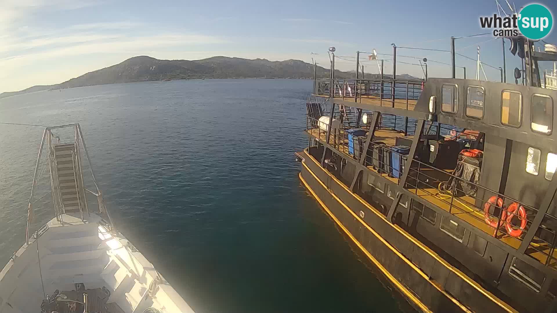 Čoln Lo Squalo IV – arhipelag spletna kamera La Maddalena – Sardinija – Italija