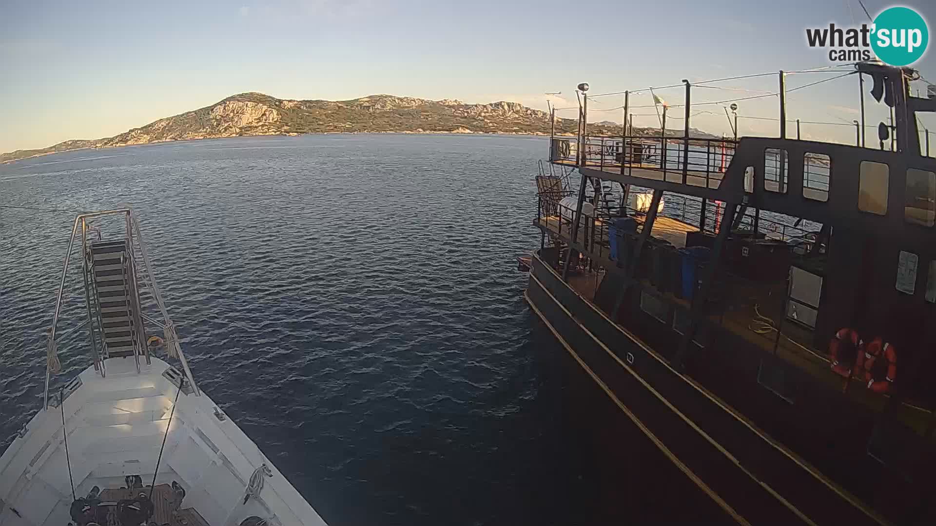 Čoln Lo Squalo IV – arhipelag spletna kamera La Maddalena – Sardinija – Italija