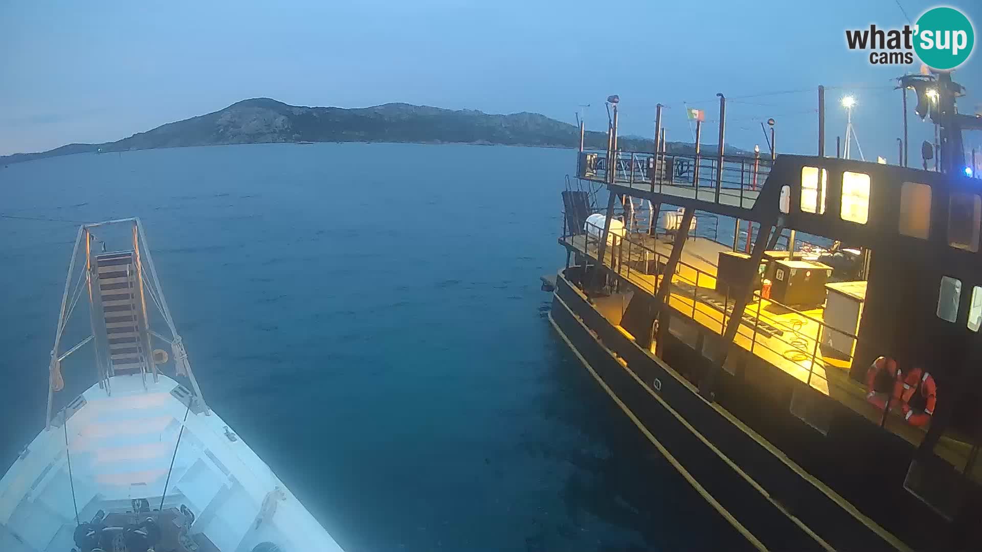 Čoln Lo Squalo IV – arhipelag spletna kamera La Maddalena – Sardinija – Italija