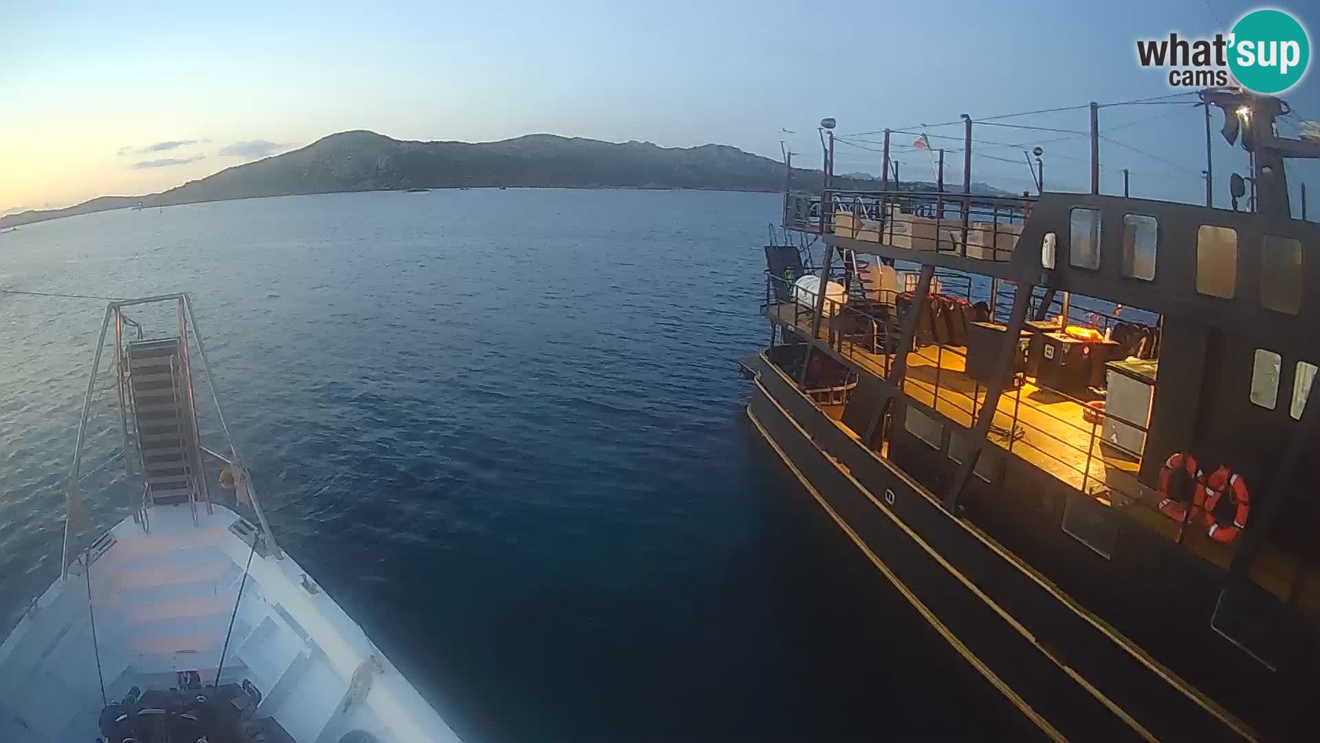 Čoln Lo Squalo IV – arhipelag spletna kamera La Maddalena – Sardinija – Italija