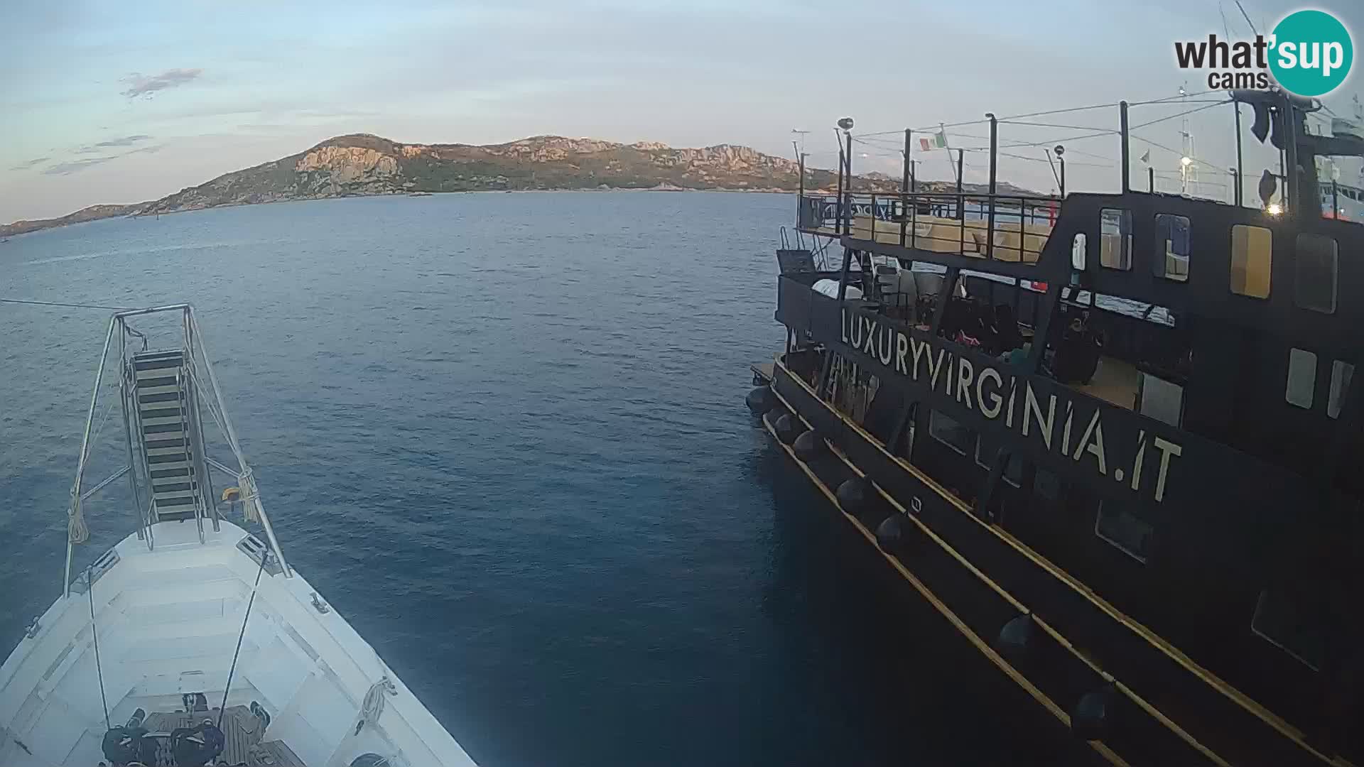 Čoln Lo Squalo IV – arhipelag spletna kamera La Maddalena – Sardinija – Italija