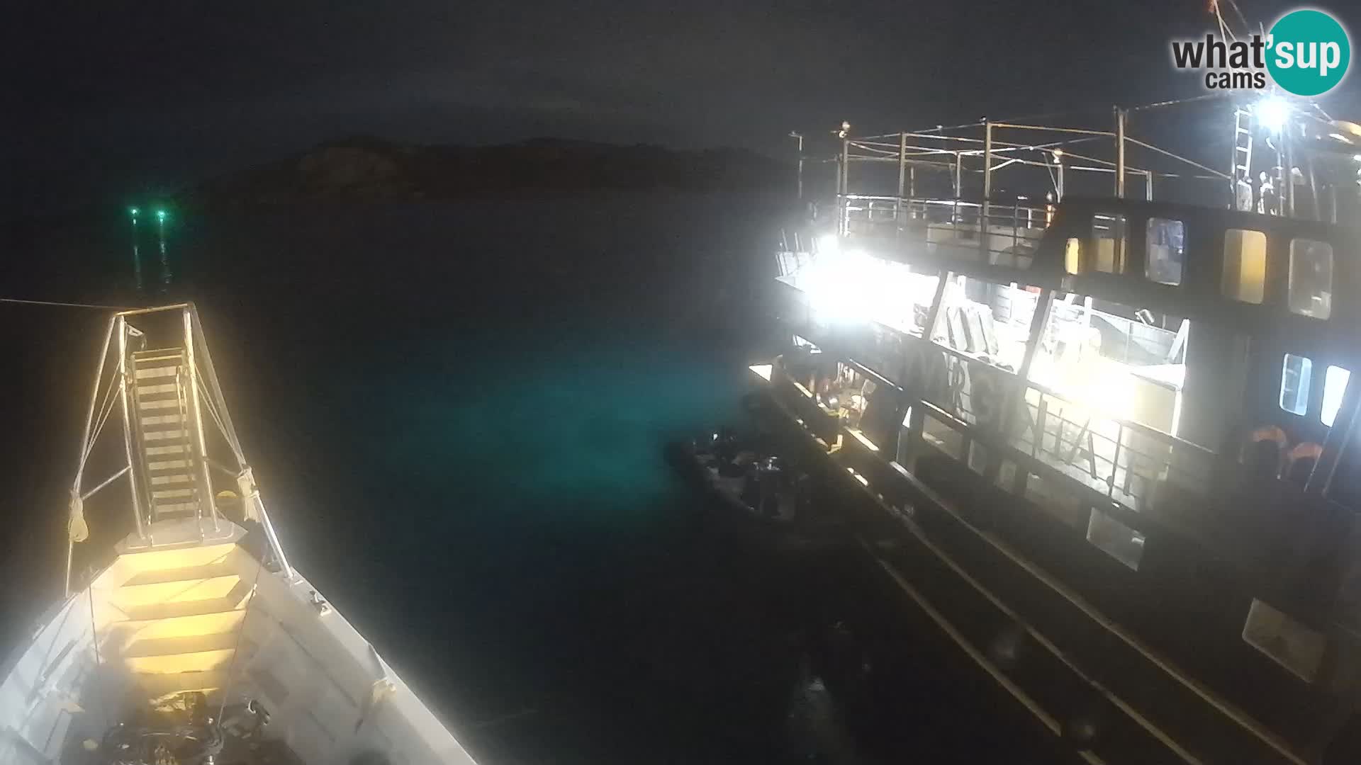 Čoln Lo Squalo IV – arhipelag spletna kamera La Maddalena – Sardinija – Italija