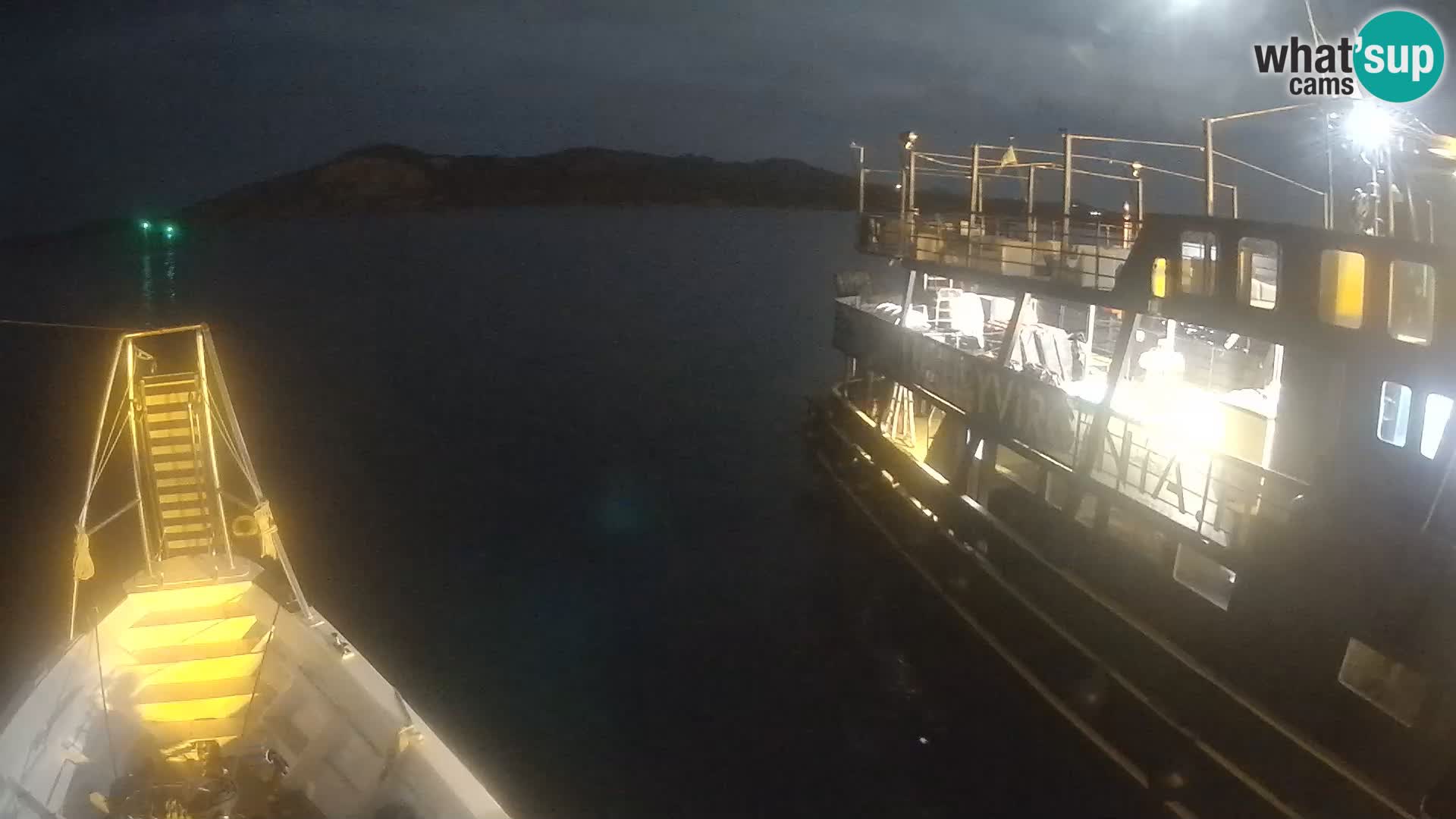 Čoln Lo Squalo IV – arhipelag spletna kamera La Maddalena – Sardinija – Italija