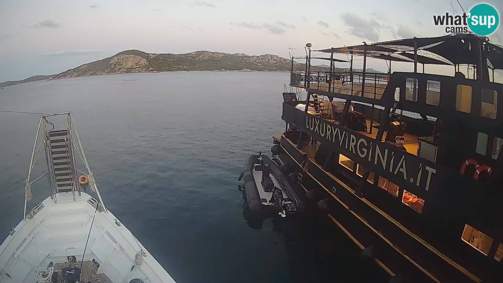 Čoln Lo Squalo IV – arhipelag spletna kamera La Maddalena – Sardinija – Italija