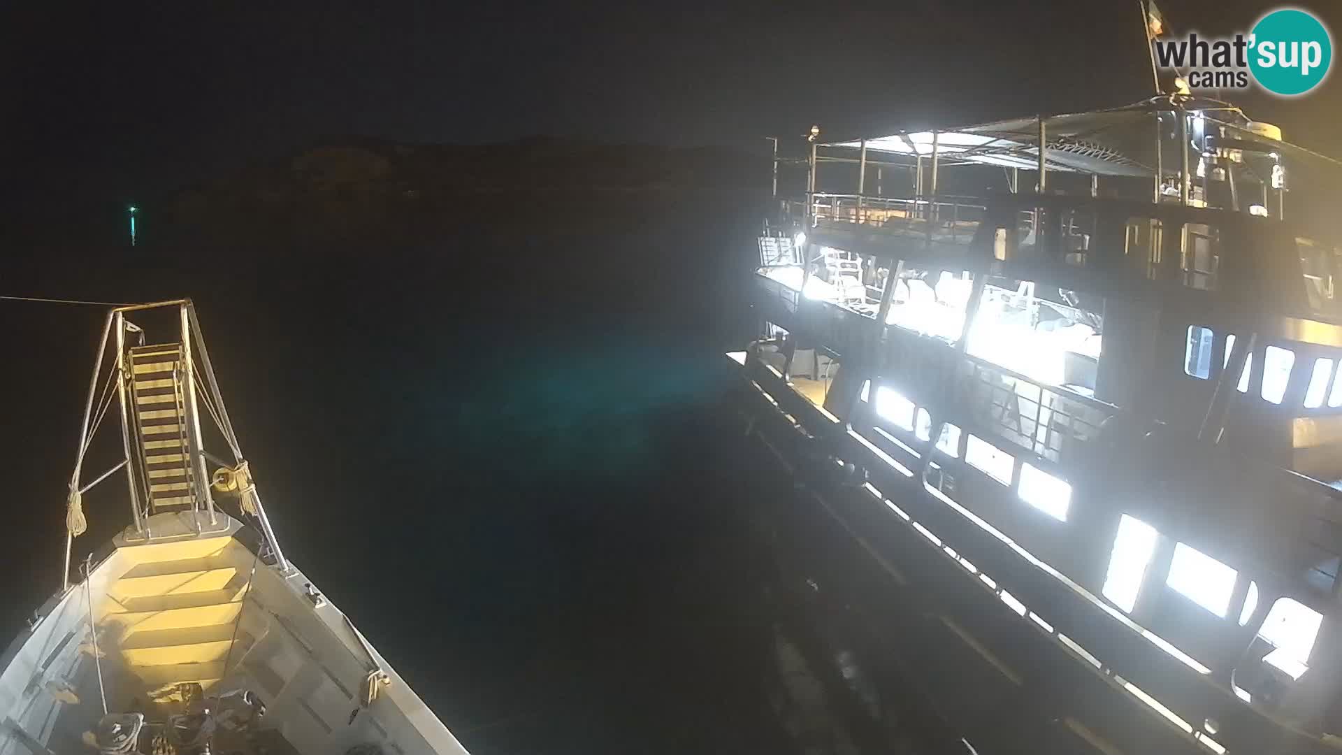 Čoln Lo Squalo IV – arhipelag spletna kamera La Maddalena – Sardinija – Italija