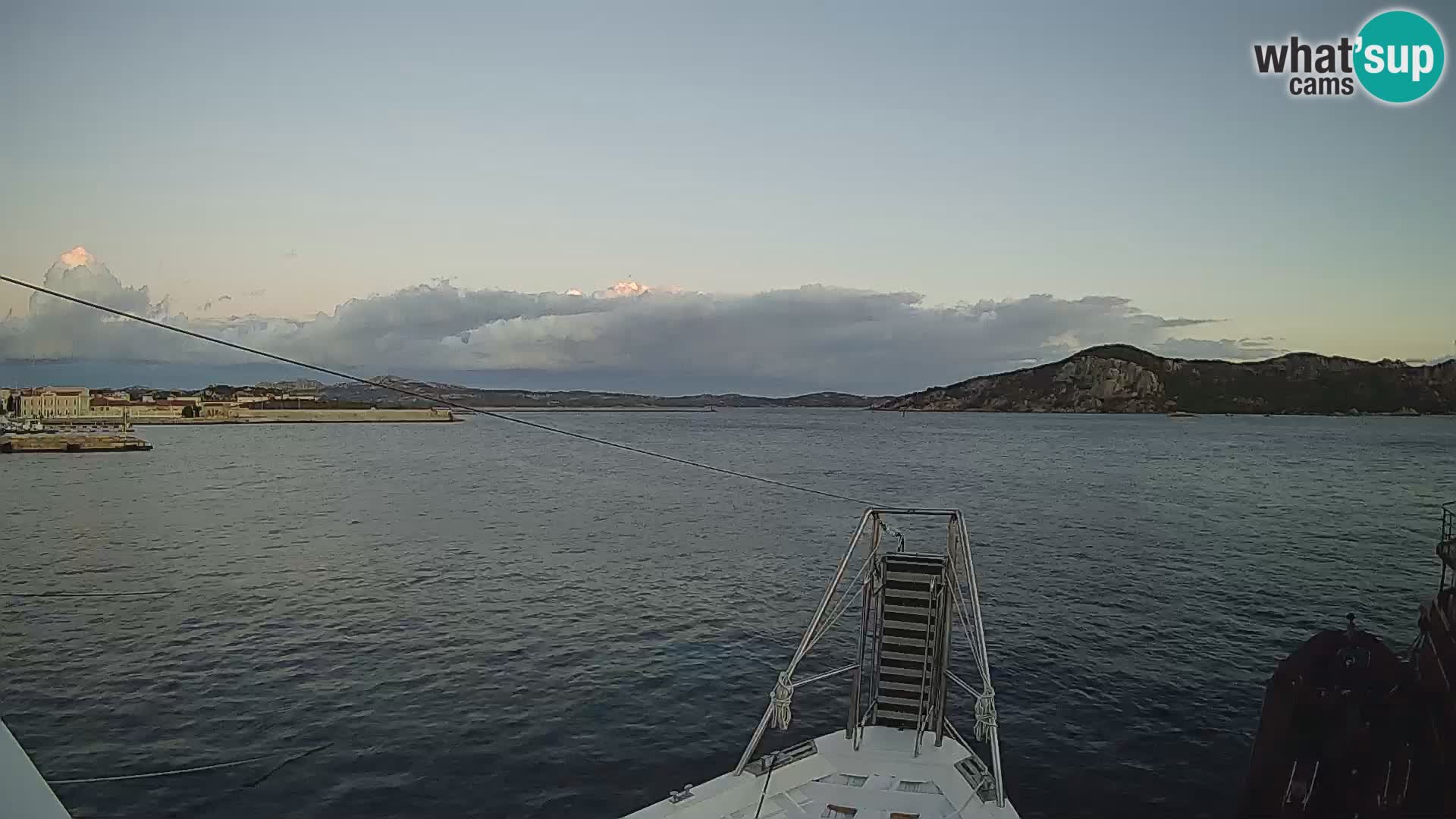 Čoln Lo Squalo IV – arhipelag spletna kamera La Maddalena – Sardinija – Italija