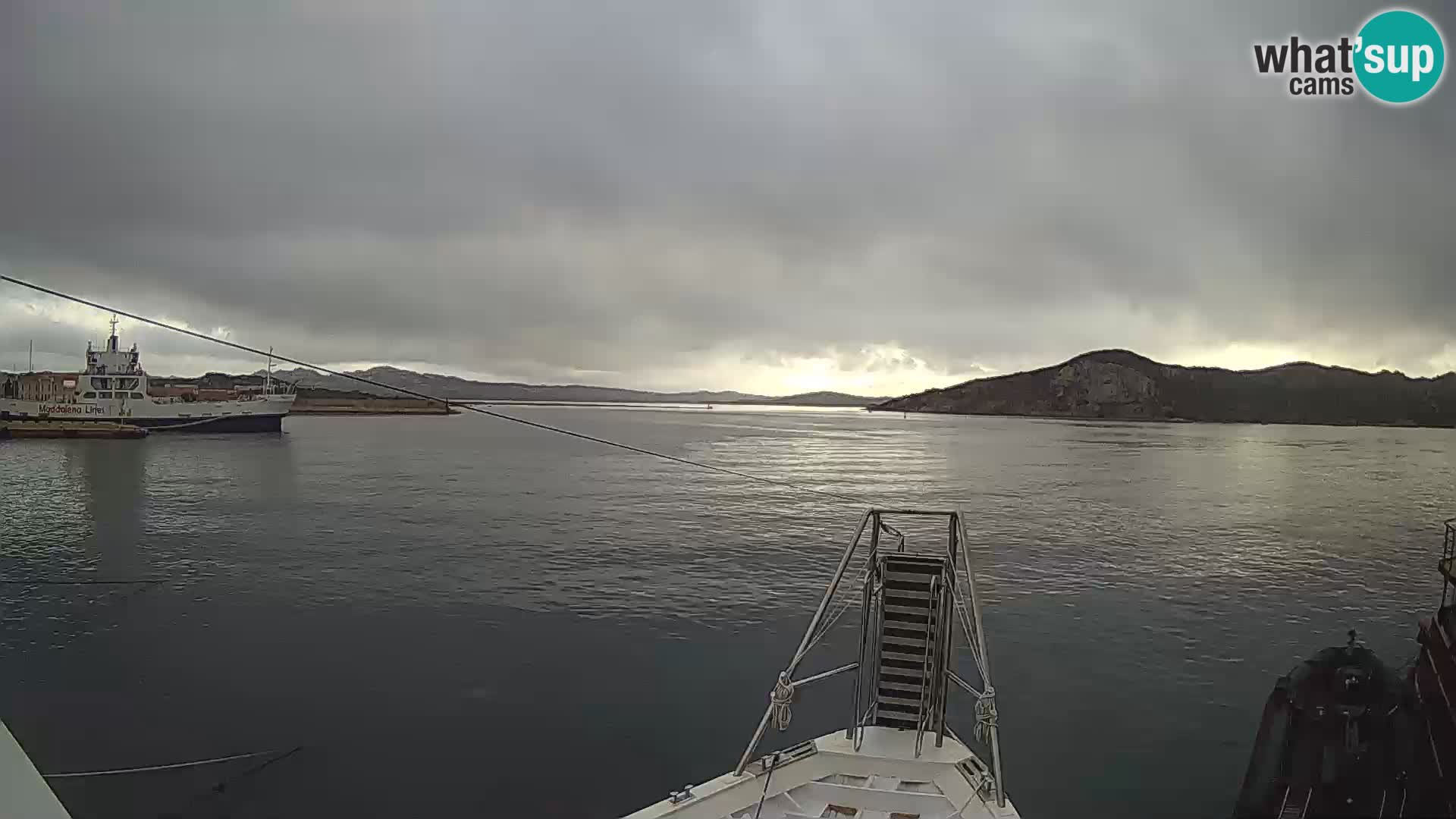 Čoln Lo Squalo IV – arhipelag spletna kamera La Maddalena – Sardinija – Italija