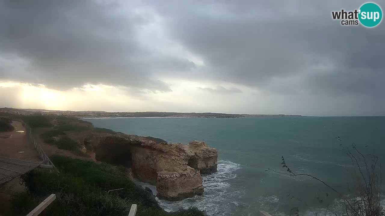 Spletna kamera v živo Plaža Putzu Idu – Arco di S’Architteddu – webcam Oristano Sardinija – Italija