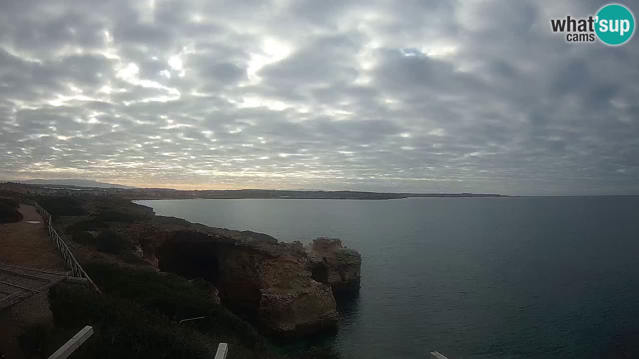 Spletna kamera v živo Plaža Putzu Idu – Arco di S’Architteddu – webcam Oristano Sardinija – Italija