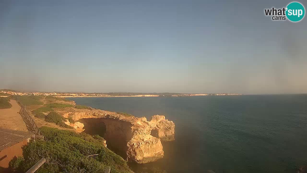 Spletna kamera v živo Plaža Putzu Idu – Arco di S’Architteddu – webcam Oristano Sardinija – Italija