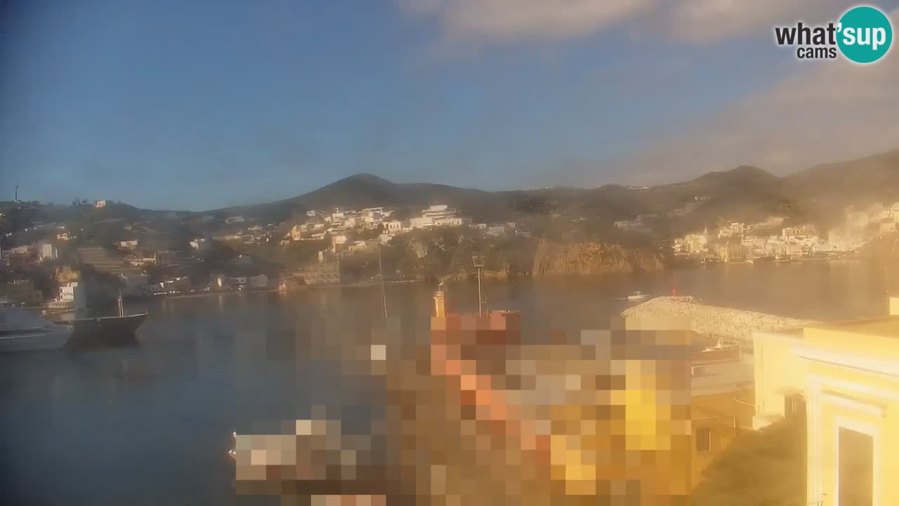 Otok Ponza spletna kamera Pogled na pristanišče