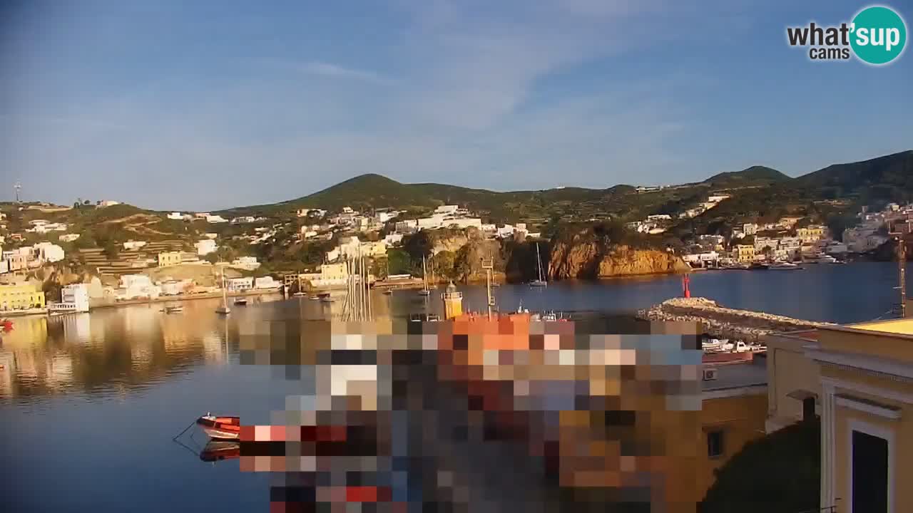 Otok Ponza spletna kamera Pogled na pristanišče