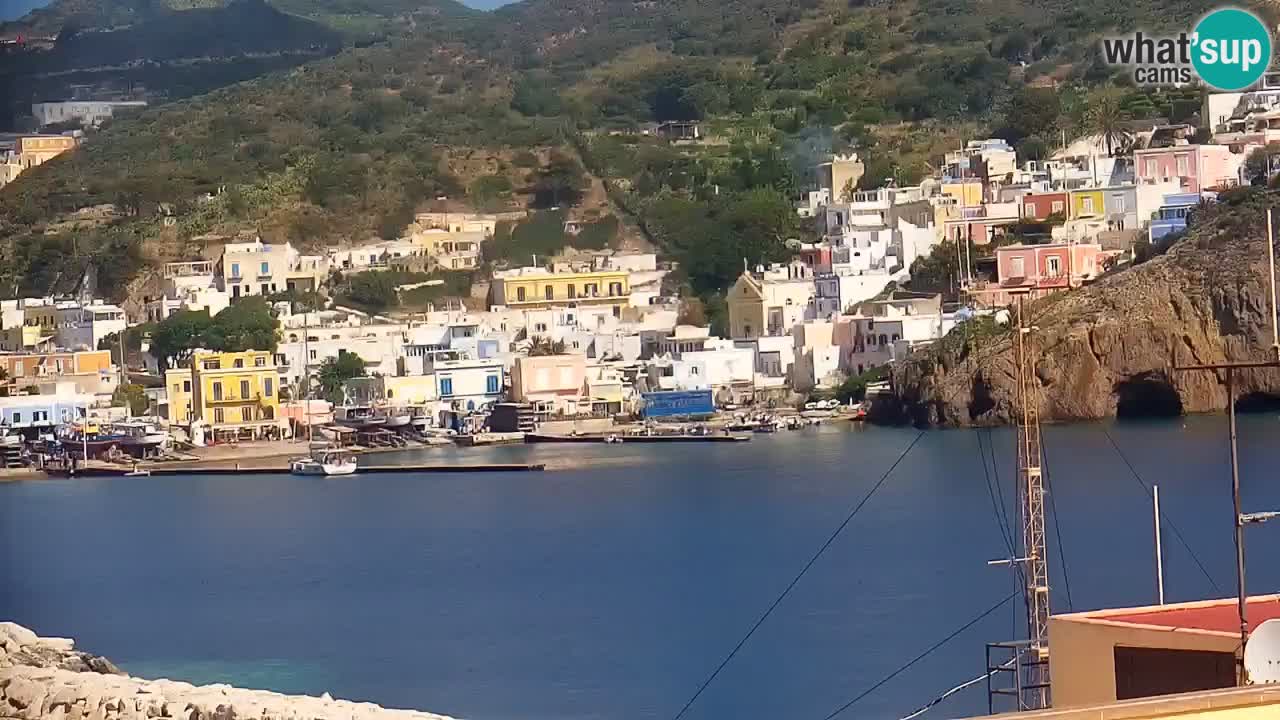 Otok Ponza spletna kamera Pogled na pristanišče