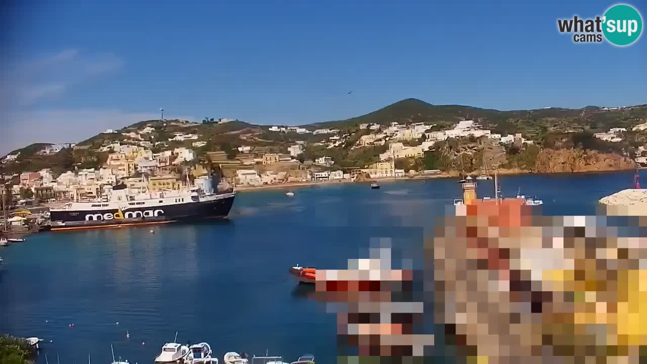 Otok Ponza spletna kamera Pogled na pristanišče