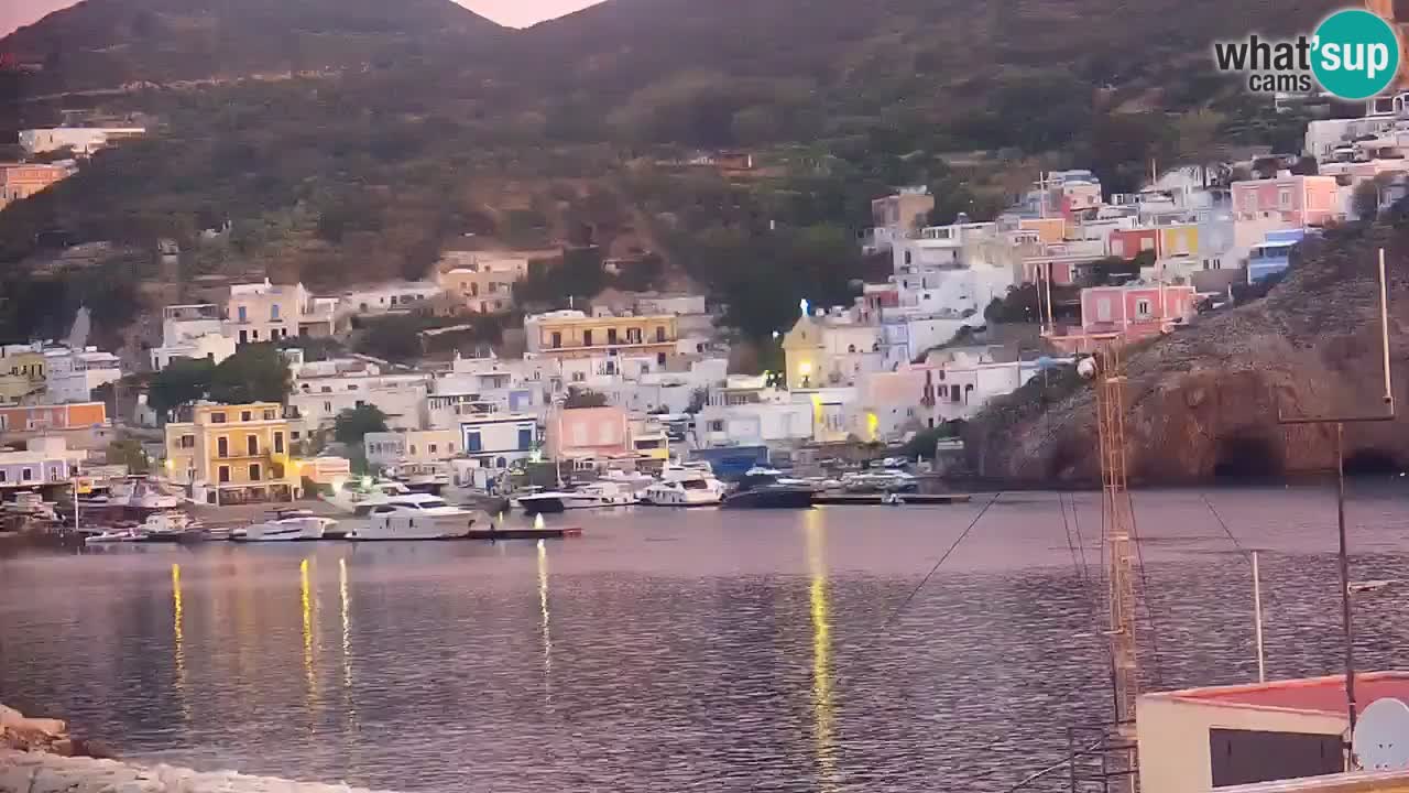 Otok Ponza spletna kamera Pogled na pristanišče